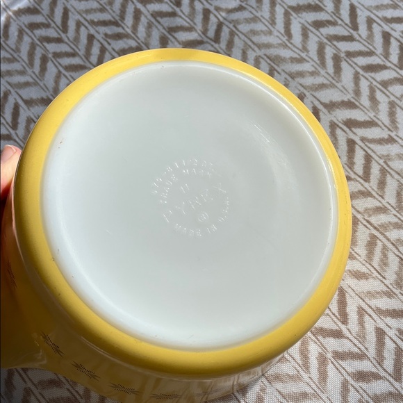 Pyrex Yellow Star Pattern Bowl - Picture 3 of 4